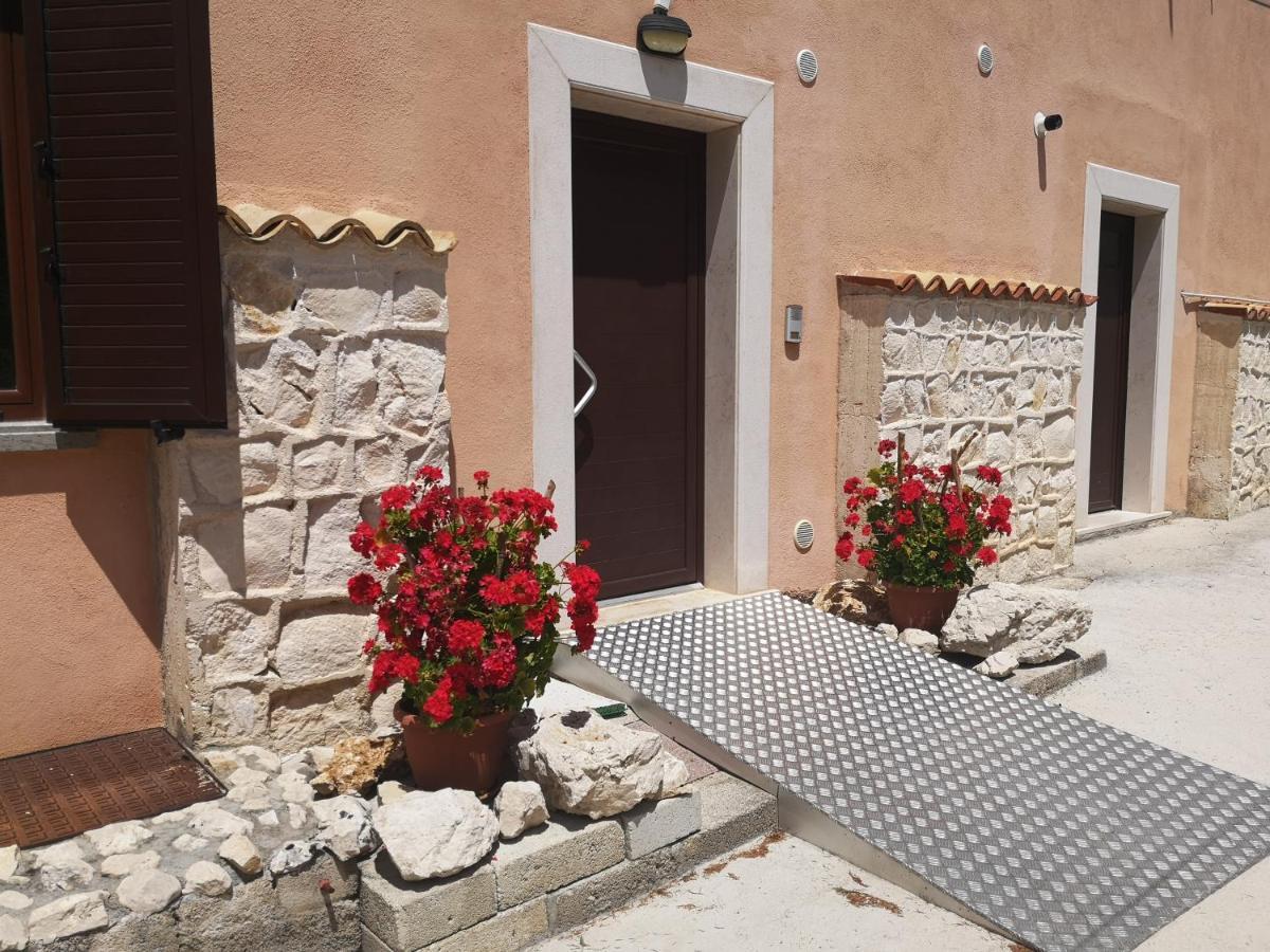 Bed And Breakfast Emilia Cagnano Amiterno Exterior foto